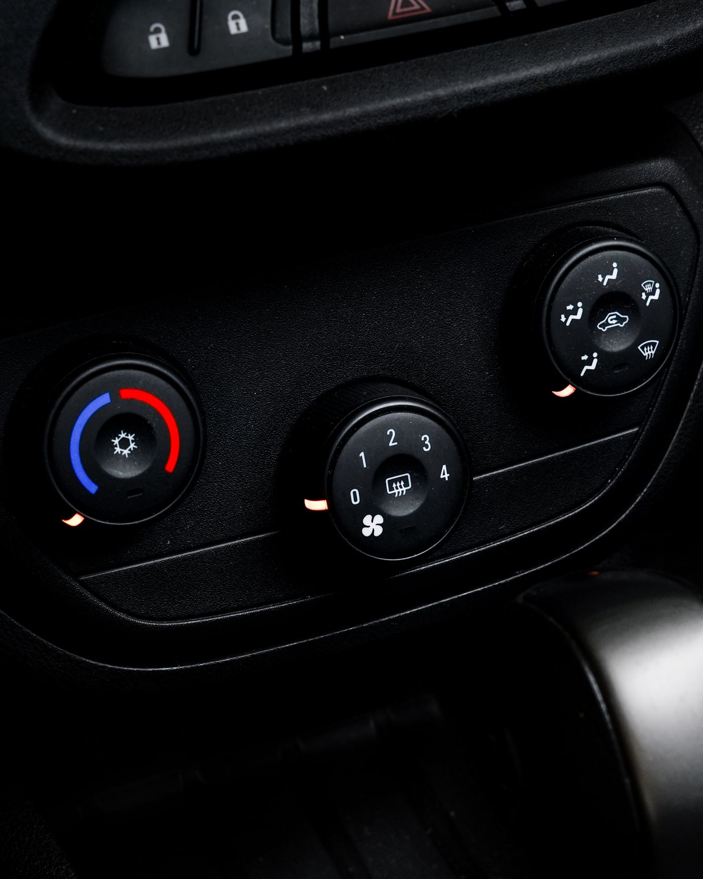 Controles de climatización y aire acondicionado de un automóvil