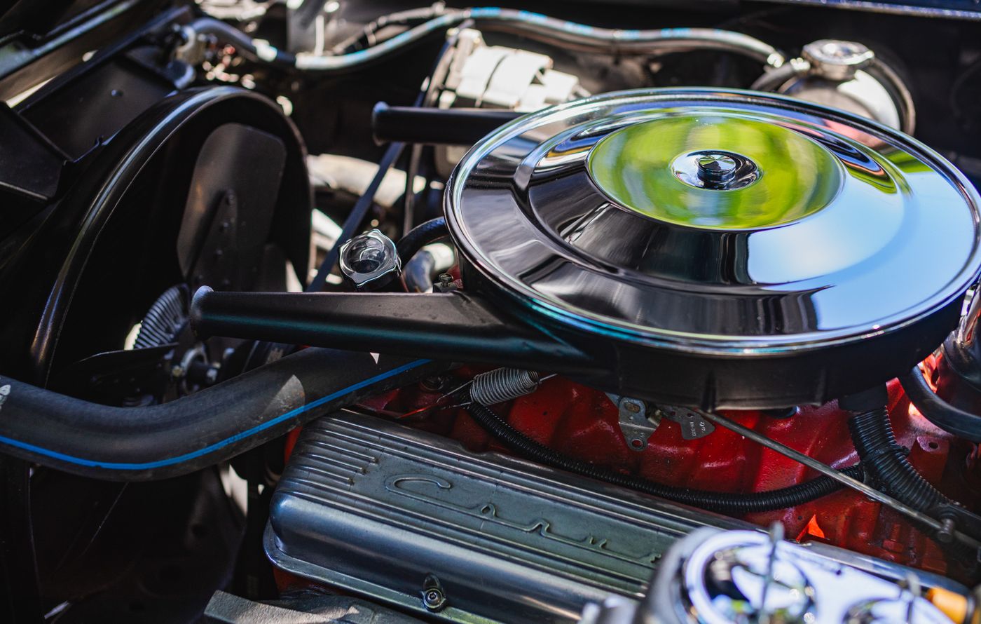 Detalle de componentes y piezas de un motor automotriz